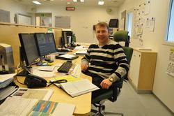 Svein Gunnar Hellevik i godt humør på sin kontorplass på Val