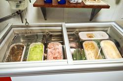 Diverse fristelser i form av iskrem i kantinen på Valhall QP