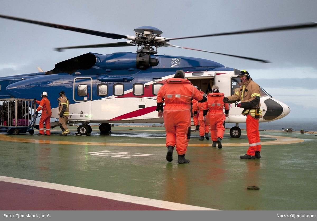 Helikopter av typen Sikorsky S-92 fra Bristow Helicopters venter på passasjerene og bagasjen før det skal returnere fra Valhall QP og inn til helikopterterminalen på Sola flyplass.