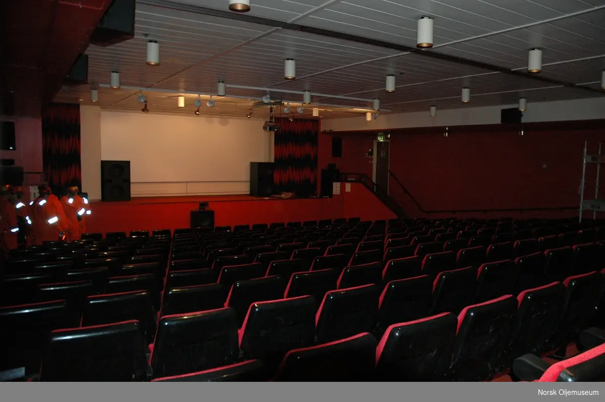 En kinosal på Prosafes flotell "Safe Scandinavia". Stolene står i stigende rader og fremst er et stort lerret.