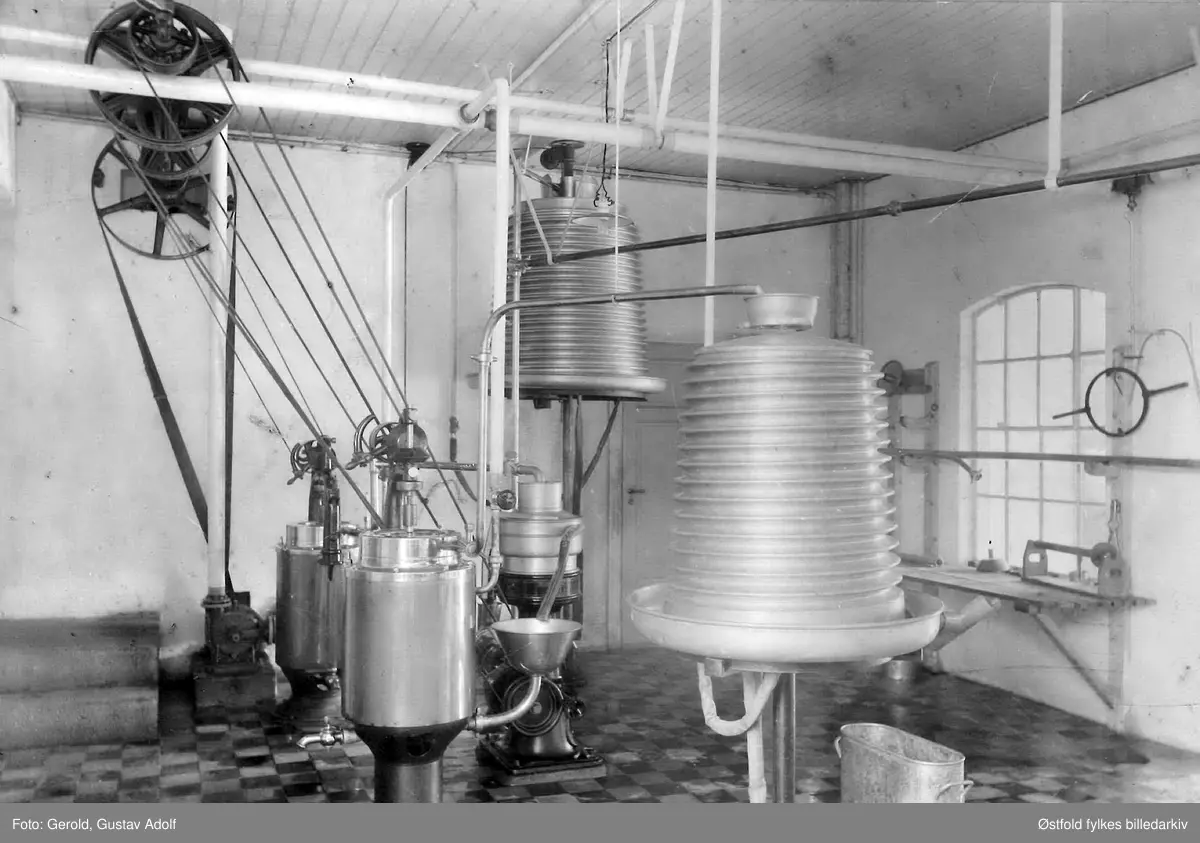 Vestre Fredriksstad Aktiemeieri, interiør fra meieriet, to fotografier montert sammen på kartong, uten datering.