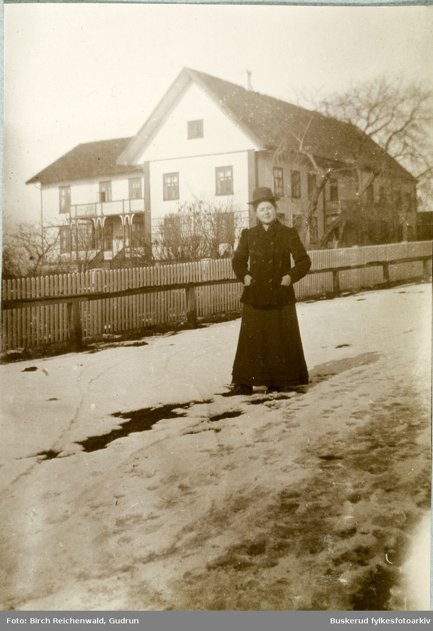 Norderhov prestegård
ung pike foran prestegård på vinterstid
