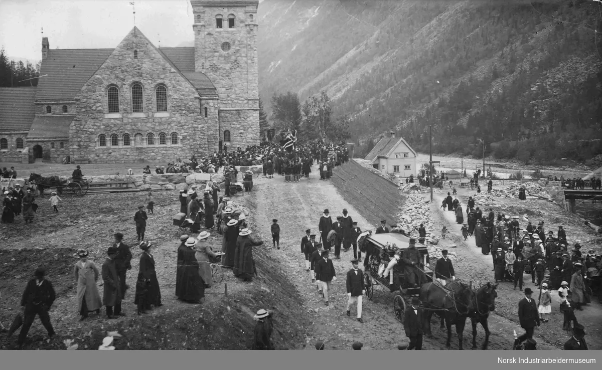 Begravelsen til overingeniør Hjalmar Waaden i 1916. Begravelsesfølge utenfor Rjukan kirke