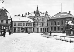 Kragerø torv, hus nummer to fra venstre billedkant brant for