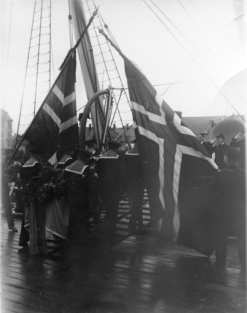 Kistorna förs ombord på Svensksund.