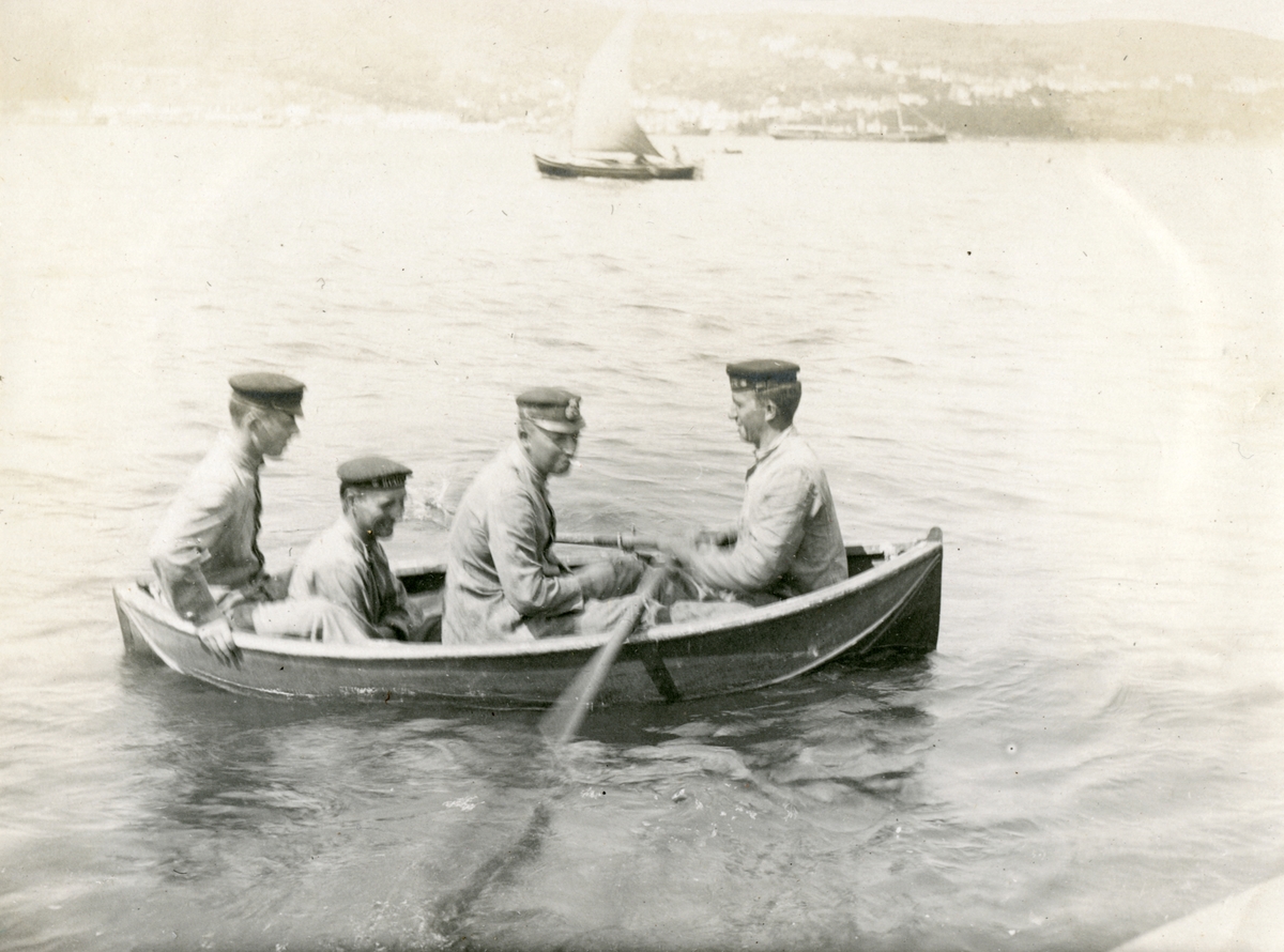 Fyra av ubåten HVALENs besättningsmän i den hopfällbara livjollen (berthonbåt).