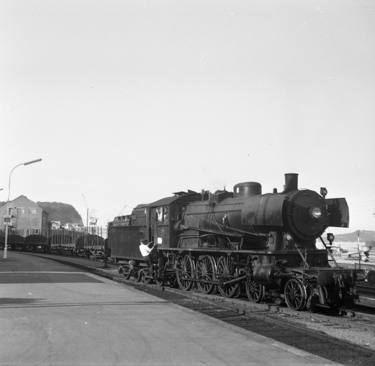 Damplokomotiv type 30a nr. 274 i skifting på Kragerø stasjon.