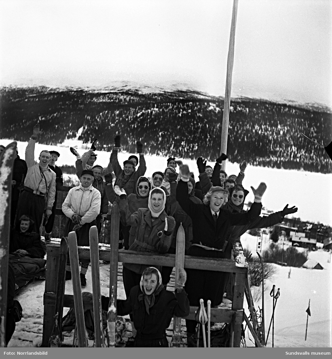 En serie bilder på ett glatt gäng entusiaster som gör upp i danska mästerskapen i slalom i Åre 1950. En man i sällskapet löste problemet med högtalaranläggning på ett kreativt sätt.
