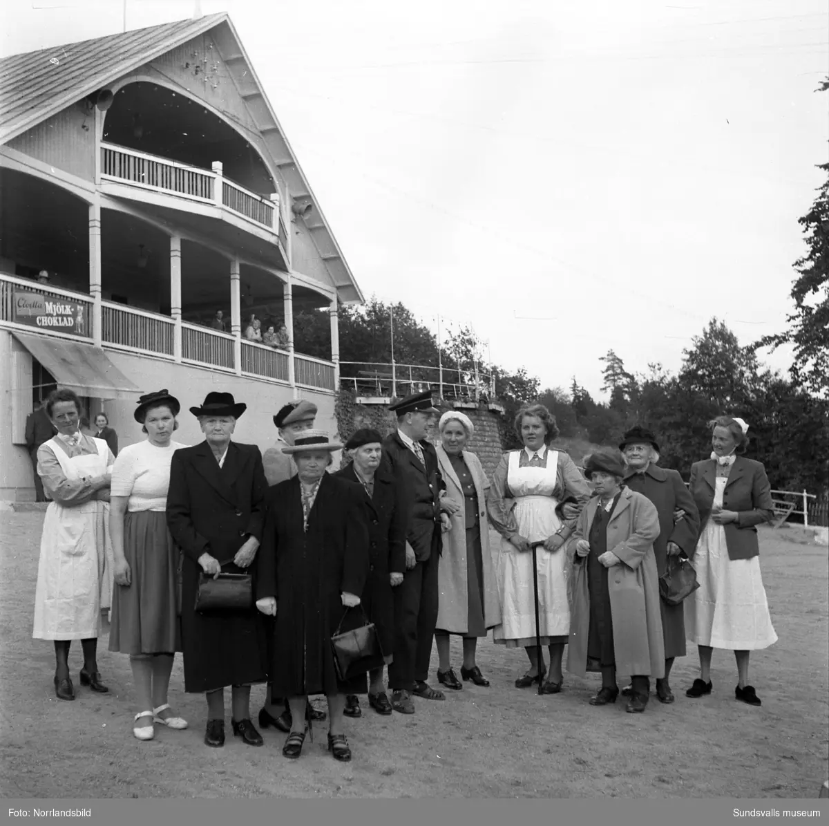 Fackföreningsfolkets dag i Sundsvall. En grupp kvinnor i Folkets park.