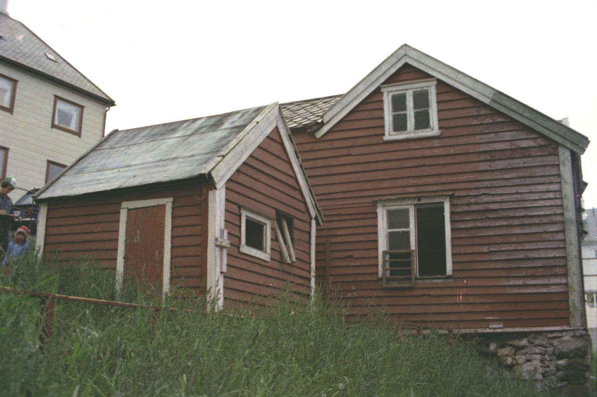 Fotodokumentasjon av et gammelt hus før riving i Øvre Strandgate, Ålesund.