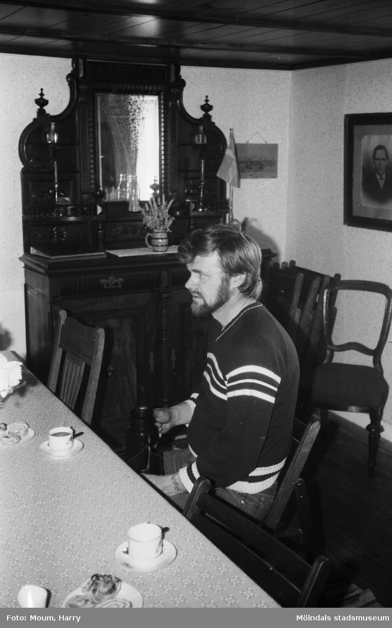 Jörgen Johansson, Heljered i Kållered, fikar på hembygdsgården i Långåker, Kållered, år 1983.
