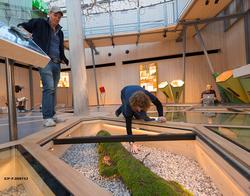 Robert Huldt og Elisabet Løvold, fotografert under montering