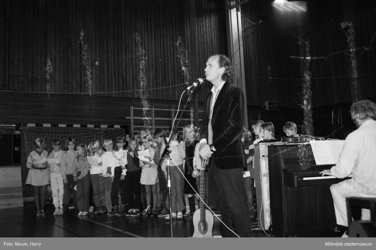 Vissångaren Alf Hambe uppträder på Ekenskolan i Kållered, år 1983. "Alf Hambe sjöng med en bakgrundskör från Kållered."

För mer information om bilden se under tilläggsinformation.