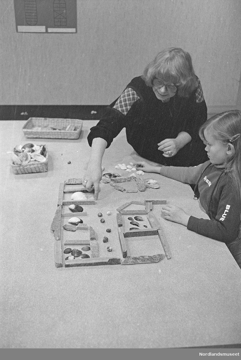 skjellfjøs - TV-opptak i forbindelse med lekeuken 22.-28. okt. 1979. et bord med skjellfjøs, flere personer rundt bordet. en del utstyr i forbindelse med TV-opptaket. lekeuken arrangert på Nordlandsmuseet.