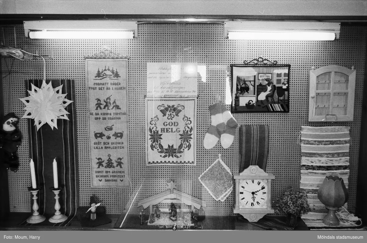 Pensionärsverksamheten kallad "Hobbyn" ställer ut sina alster på Kållereds bibliotek, år 1983.

För mer information om bilden se under tilläggsinformation.