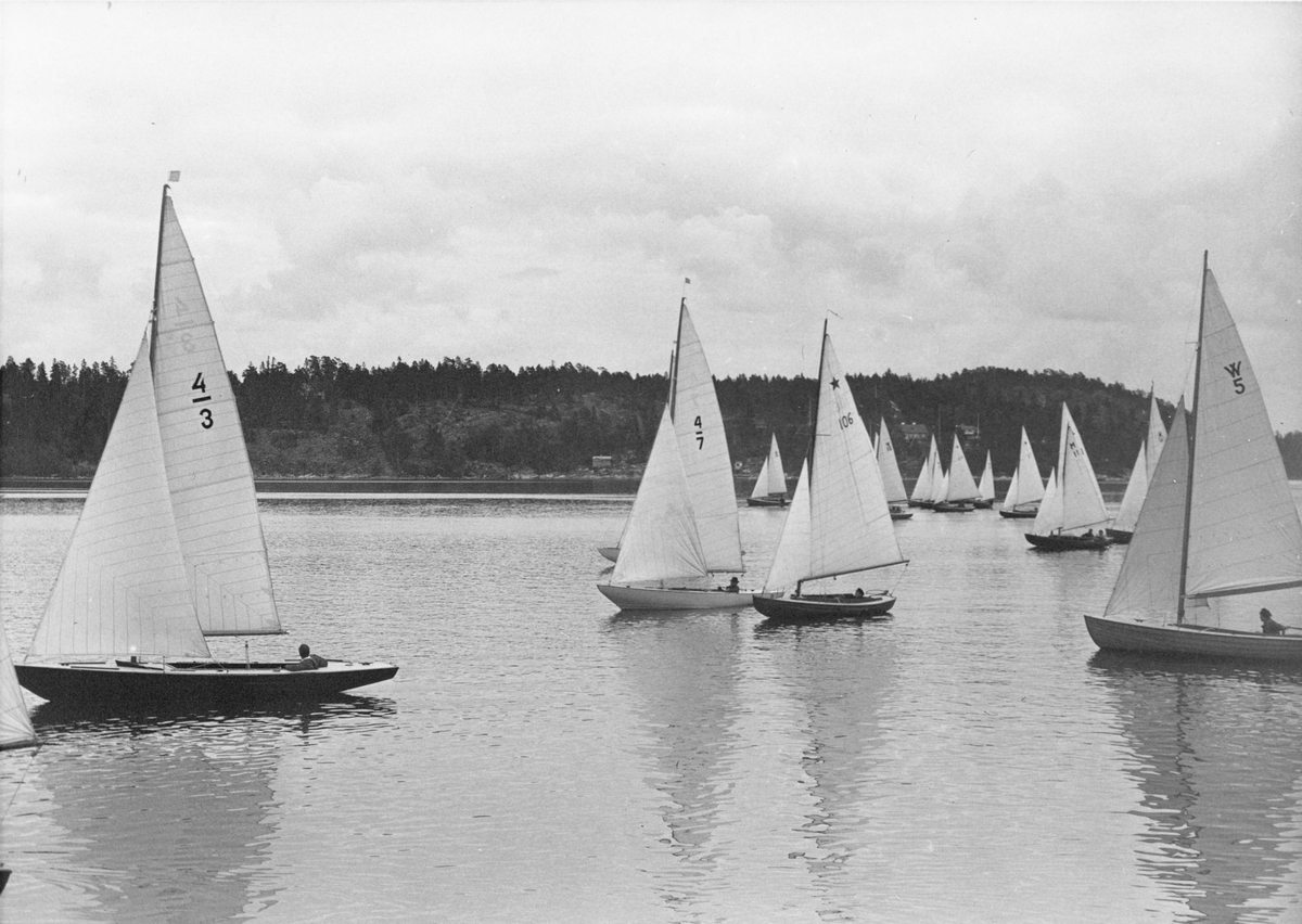 Båtar under KSSS poängseglingar i Saltsjöbaden hösten 1943.