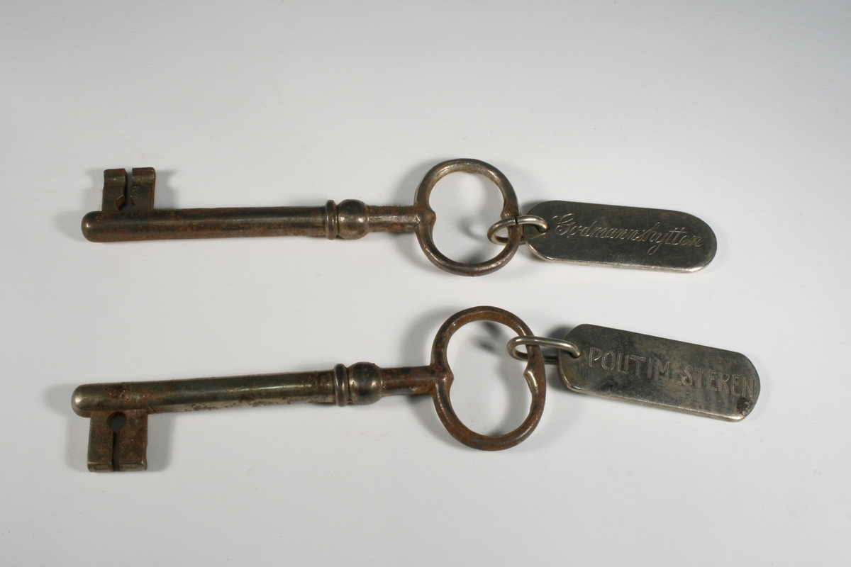 To identiske nøkler. 

Gødmannshytten kan mulig være en annen skrivemåte av Gomannshytten, en politihytte brukt rundt 1937-1941, se NRM.06668