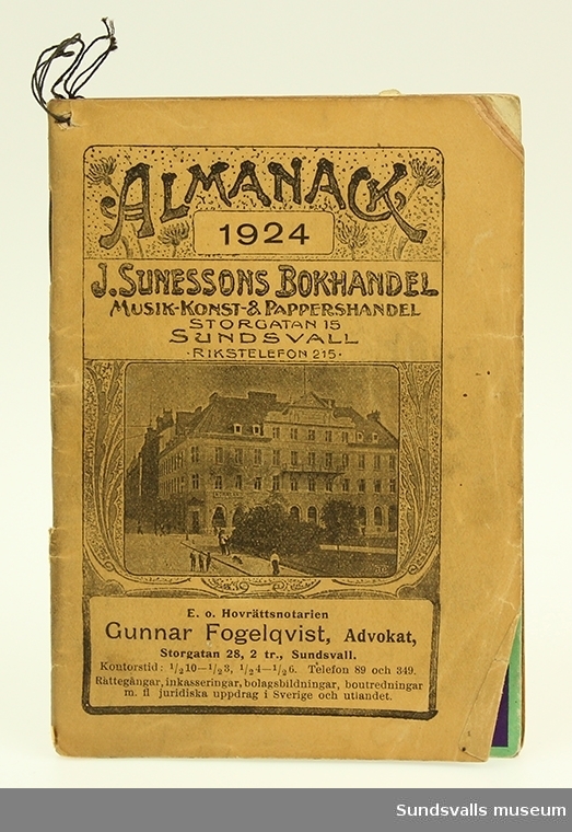 1924- års almanacka innehållande såväl information om datum, helgdagar, solens upp- och nergång som för orten verksamma företags reklamtryck.