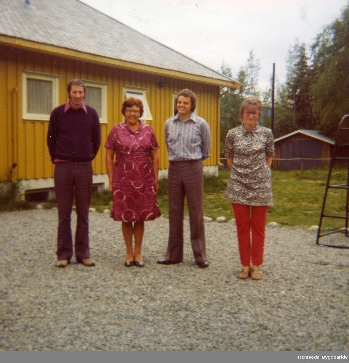 Lærarstaben ved Ulsåk skule i Hemsedal 1973-74:
Frå venstre: rektor Svein Gjørv, Kirksten Mythe, Arne Engebakken og Berit Marie Sørhøy, fødd Flaten.