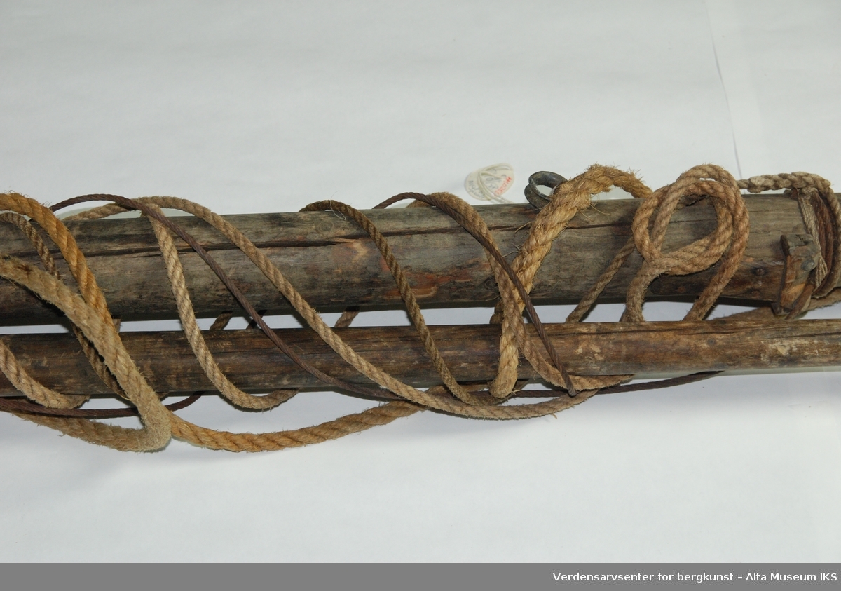 Form: Mast påmontert tauverk og stag av wire.

Til 2 1/2 roms spissbåt
