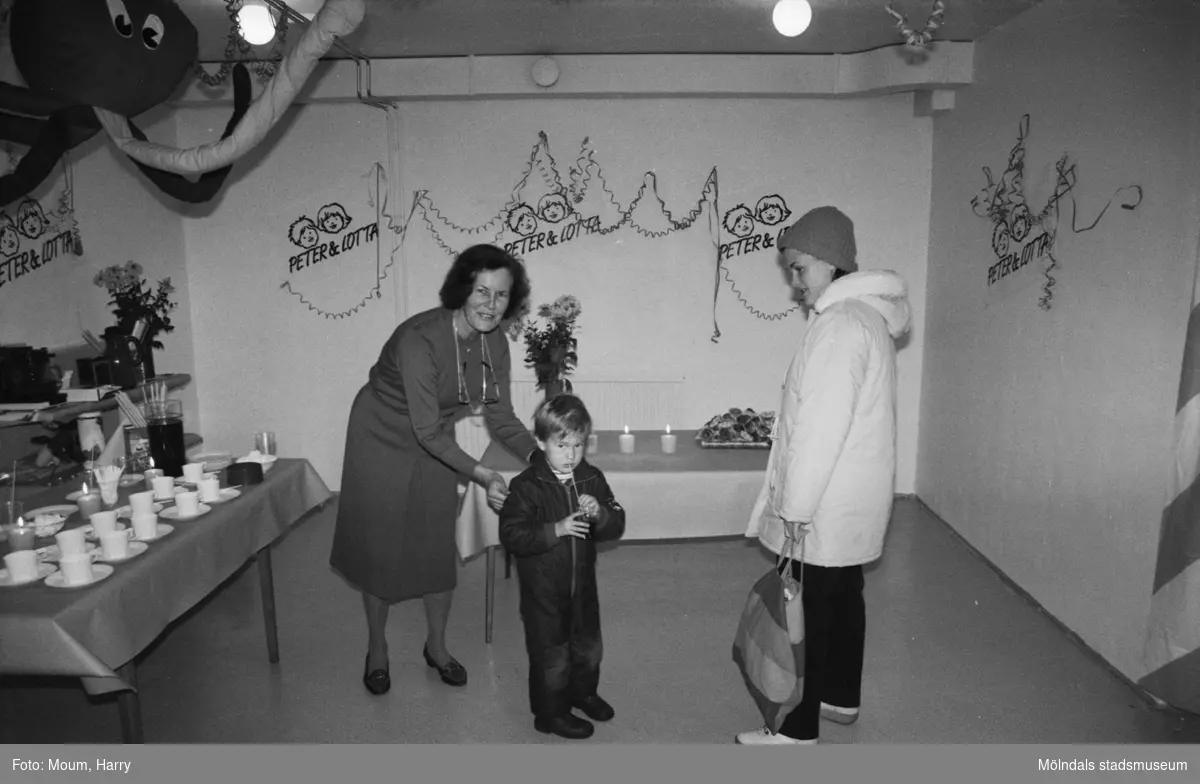 Ny barnboutique, Peter & Lotta, på Hagabäcksleden i Kållered, år 1983.

För mer information om bilden se under tilläggsinformation.