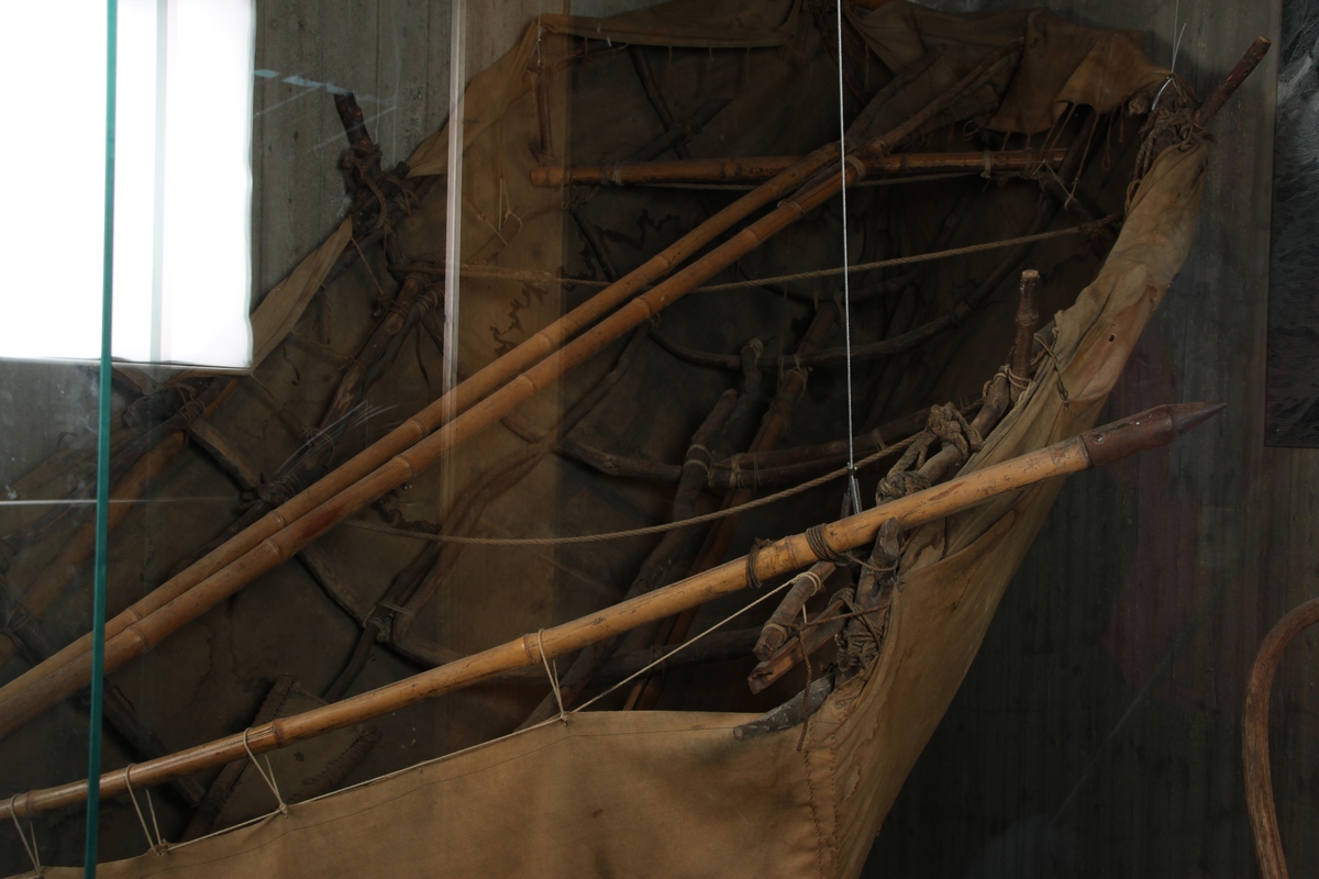 En båt laget av seilduk fra bunnen av et telt, som er spent over et rammeverk av bambusstenger og vidjegrener. Treverket holdes sammen av tau og remmer. Båten er konstruert av åtte langsgående og fem tverrgående  
sammenføyde vidjegrener. I tillegg holdes formen stiv av en bambusstav i bunnen, samt av hele eller kløyvde bambusstaver langsmed båtens øverste kant. To tverrgående tau er spent over midten av båten. Foran i båten ligger det en tverrgående bambusstav som trolig skulle fungere som sitteplass. Seilduken er bundet fast til rammeverket i teltpluggfestene langs båtens kant. Det er 26 telpluggfester på babord side og 25 på styrbord side. Akterenden er sannsynligvis sydd på etter at rammeverket var ferdig.
I båten ligger det to årer, samt et åreblad. Årebladene er laget av seilduk spent over y-formede vidjegrener. Årebladene er montert fast på bambusstaver med tauverk. Opprinnelig hørte det fire årer til båten.