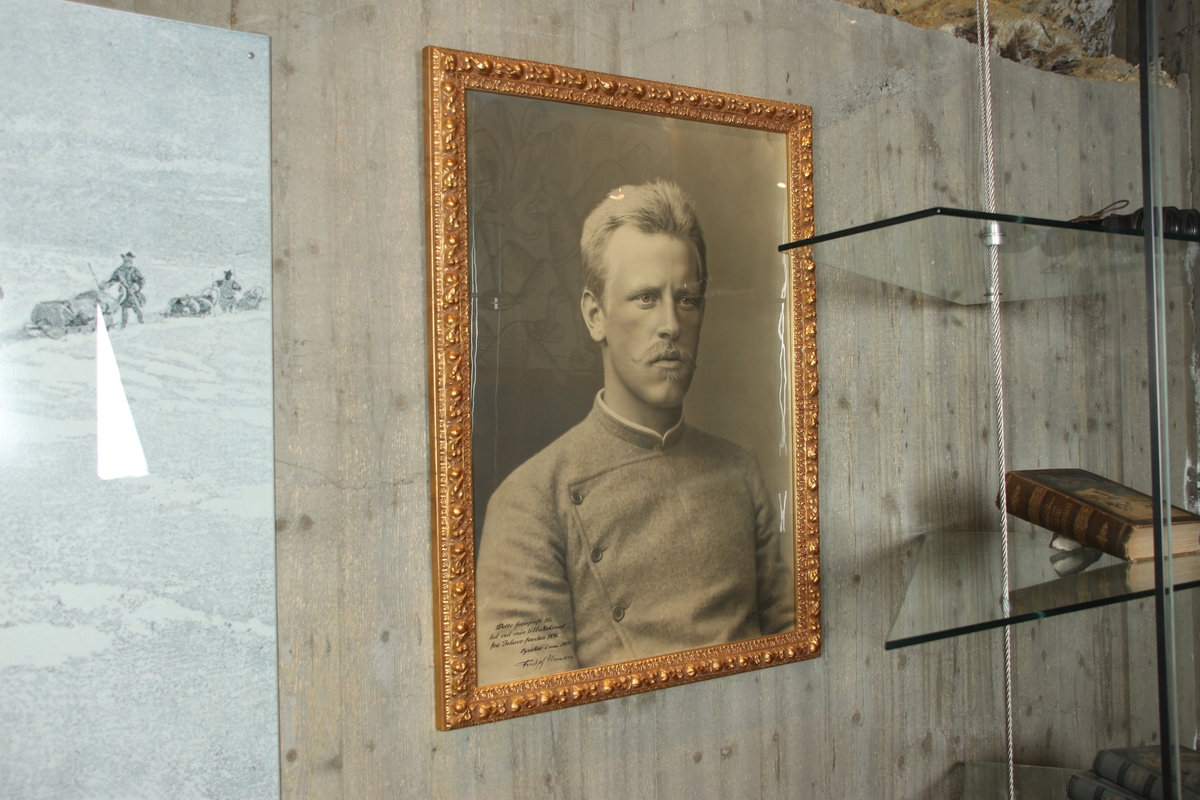 Portrettfotografi av Fridtjof Nansen i svart/hvitt med gullramme. Portrettet ble tatt av den kongelige hoffotografen Ludwik Szacinski etter Fridtjof Nansens hjemkomst fra Grønlandsekspedisjonen.
