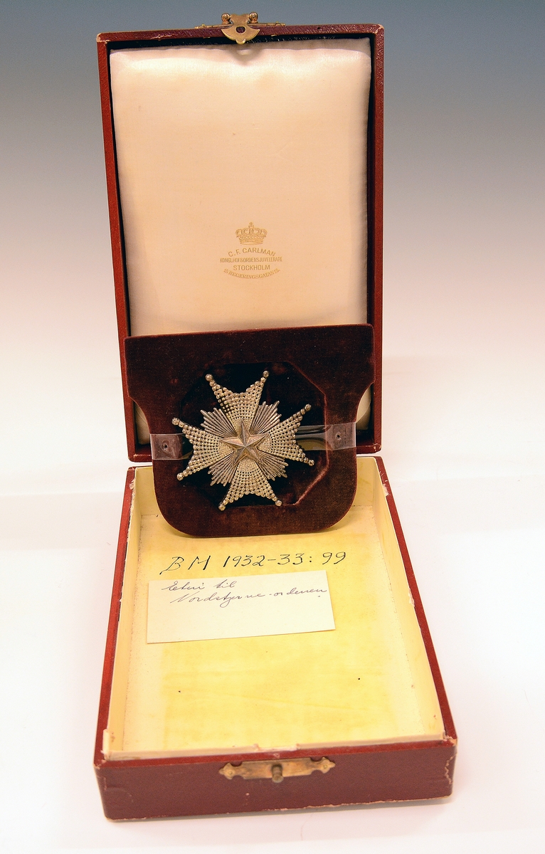Nordstjerneordenens kommandørkors. 
"Nordstjerneordenen var før år 1975 tenkt som belønning for svenske og utenlandske "medborgerliga förtjänster, för ämbets- eller tjänstemannagärning, för vetenskaper, vittra, lärda och nyttiga arbeten samt för nya och gagneliga inrättningar". Ordenen utdeles nå bare til medlemmer av det svenske Kongehuset og til utenlandske medborgere eller statsløse, som har gjort personlig innsats for Sverige eller for svenske interesser. Ordenen bæres opprinnelig i et sort bånd, fra og med 1975 i et mellomblått bånd med gule kanter. Korset bærer ordenens ordtak "Nescit occasum" (Den vet ikke av noen nedgang). Gradene er: kommandør med store korset, kommandør, ridder av 1. klasse og ridder. Til ordenen hører en medalje - "Nordstjärnemedaljen" i gull av 8 forskjellige størrelser." (Avskrift/oversettelse av det svenske kongehusets nettsider.
