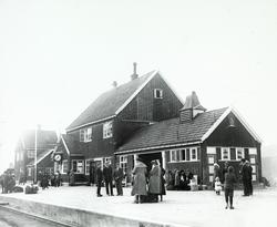 En gruppe mennesker på Hjuksebø St., fra Telemarksserien 192