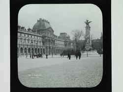 Frankrike: Louvre med Gambettamonumentet. Paris