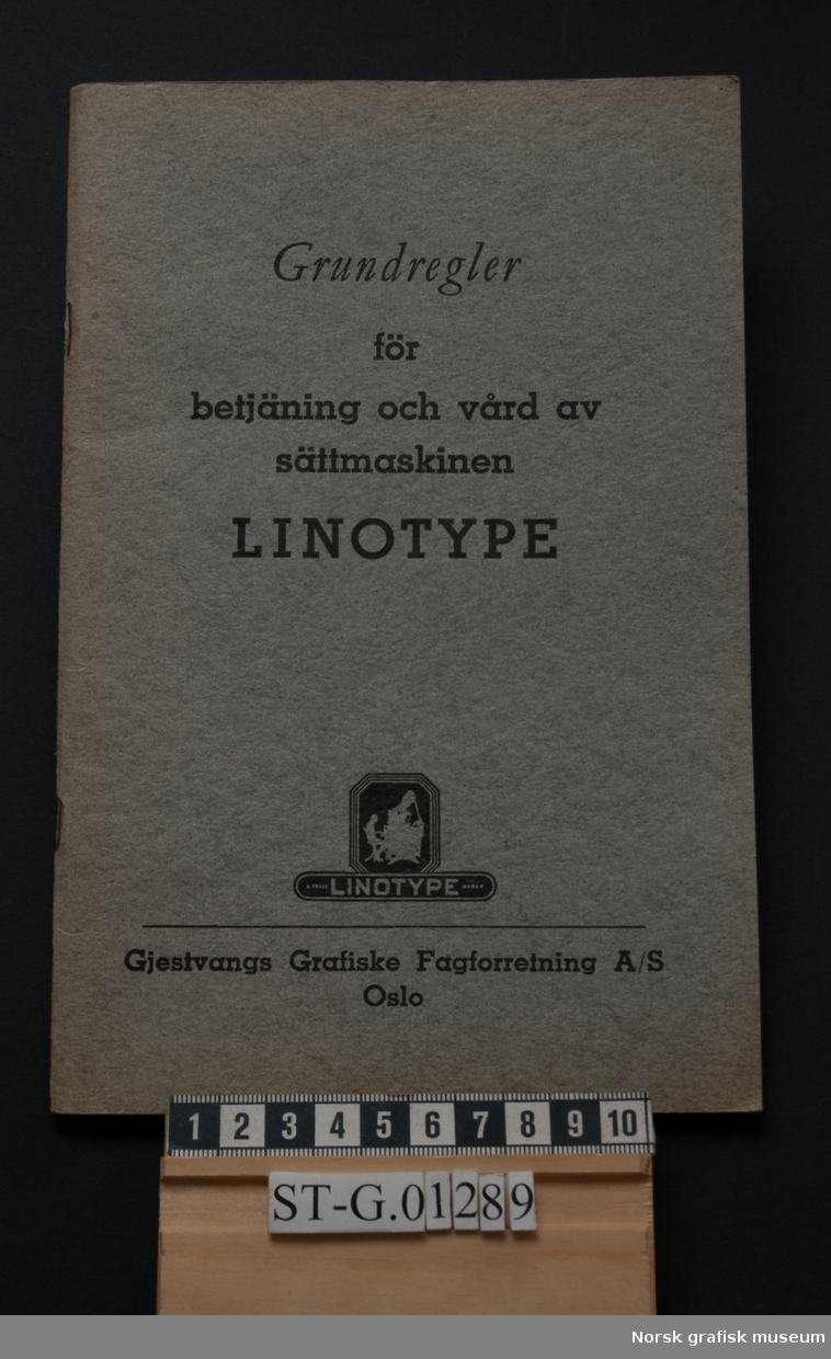 Heftets tittel:
Grundregler för betjäning och vård av sättmaskinen Linotype.
Utgiver:
Gjestvangs Grafiske Fagforretning A/S Oslo.