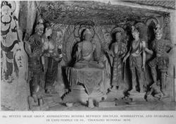 Kunstverk som viser Buddha mellom disipler, bodhosatvaer og 