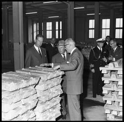 H.M. Kong Olavs besøk. Omvisningsrunde, Mg-pakkeriet.