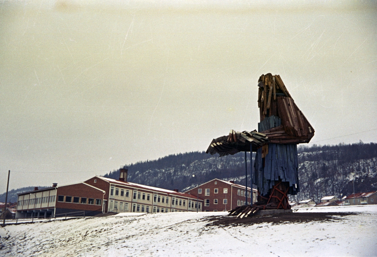 Sedan 1969 finns en skulptur av Calle Örnemark, föreställande jätten Vist med sin tuva vid Strandvägen i Huskvarna. Jätten Vist är enligt legenden en jätte som skapade Visingsö.