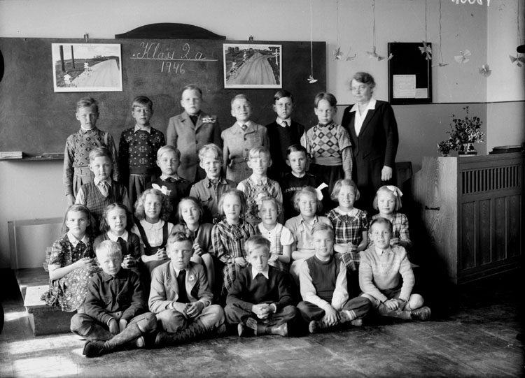 Olaus Petriskolan, klassrumsinteriör, 9 flickor, 16 pojkar och lärarinna fröken Elisabet Grahn.
Klass 2A, sal 4.