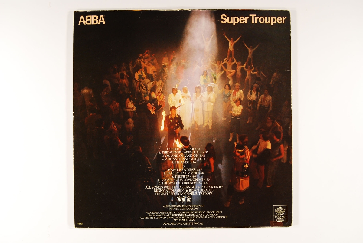 Bilde av medlemmene i "ABBA" midt i en stor folkemengde.