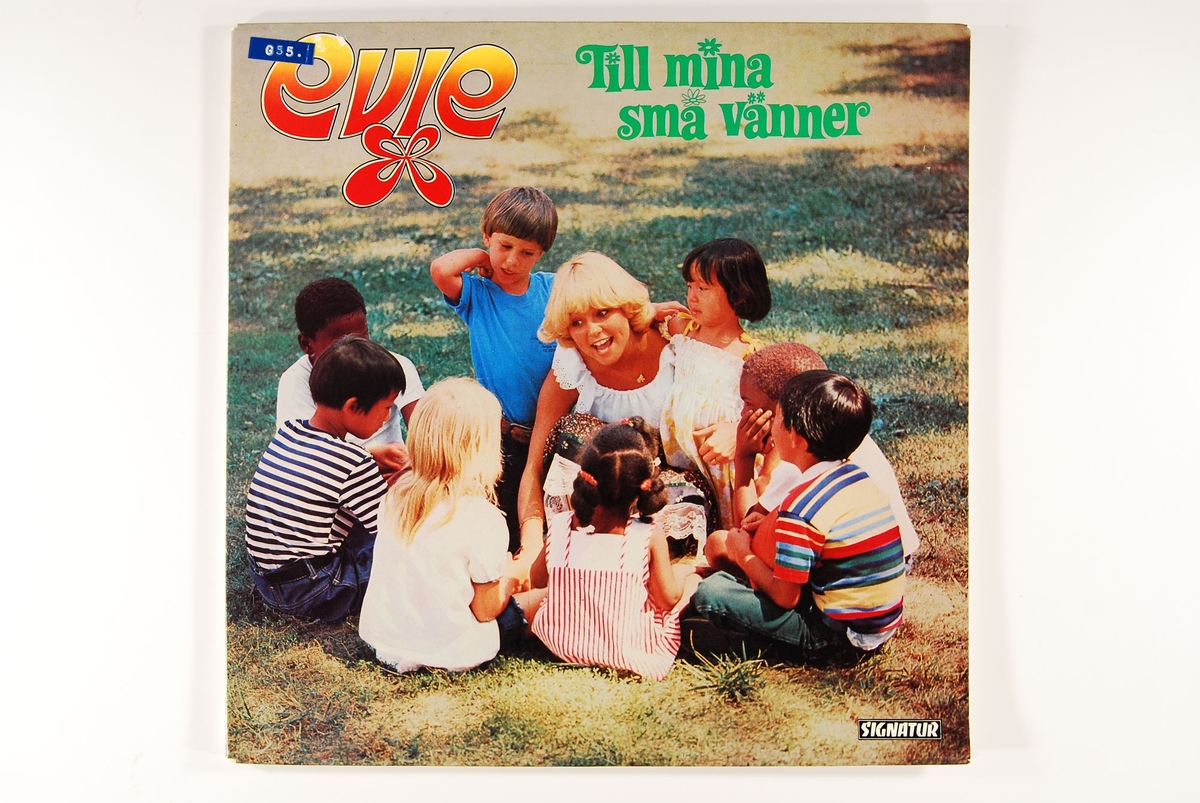 På frem- og bakside er bilder av Evie Tornquist-Karlsson som leker med en gruppe barn.