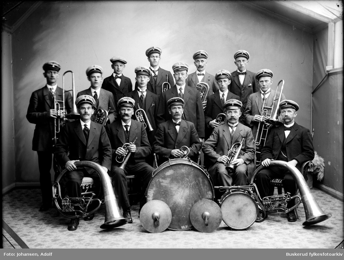Fremadmusikken. Musikkorpset var en del av Hønefoss totalavholdsforening og i en periode det eneste korpset i Hønefoss. 
ca. 1910