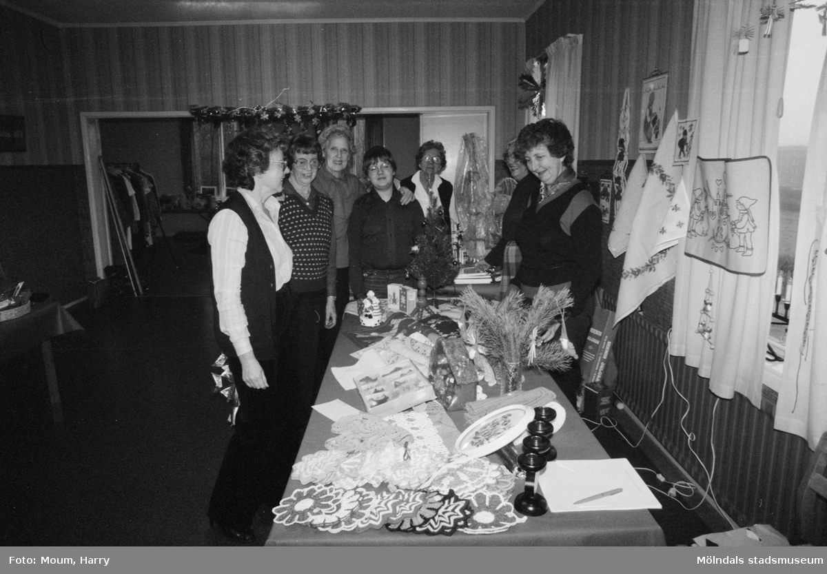 Röda Korsets julbasar i gamla kommunalhuset i Kållered, år 1983.

För mer information om bilden se under tilläggsinformation.