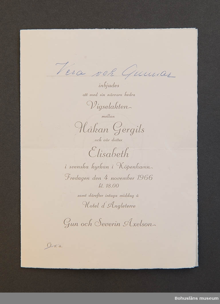 Bröllopsinbjudan till giftermålet mellan Håkan Gergils och Elisabeth Axelson 1966.
Dubbelvikt med påtryckt text och handskrivna gästnamn. Vattenstämpel med  logotype.
