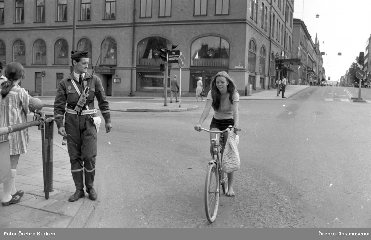 Bilfritt centrum 27 juni 1972Trafikpolis Nils Andersson vid Storgatan till Storbron.