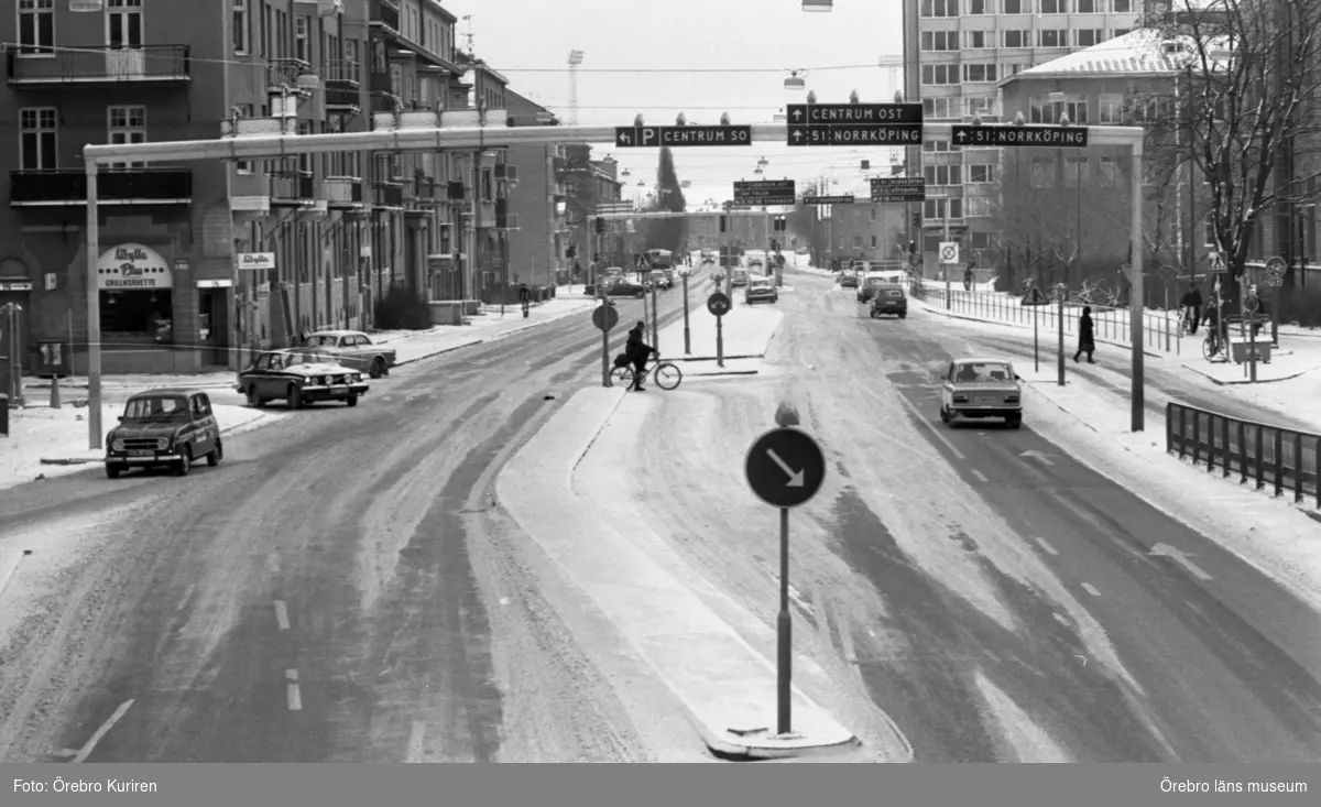 Trafikfällor 31 januari 1978. 
Korsningen Kungsgatan-Rudbecksgatan österut. Till höger delar av Rudbecksskolan (Teknis).
