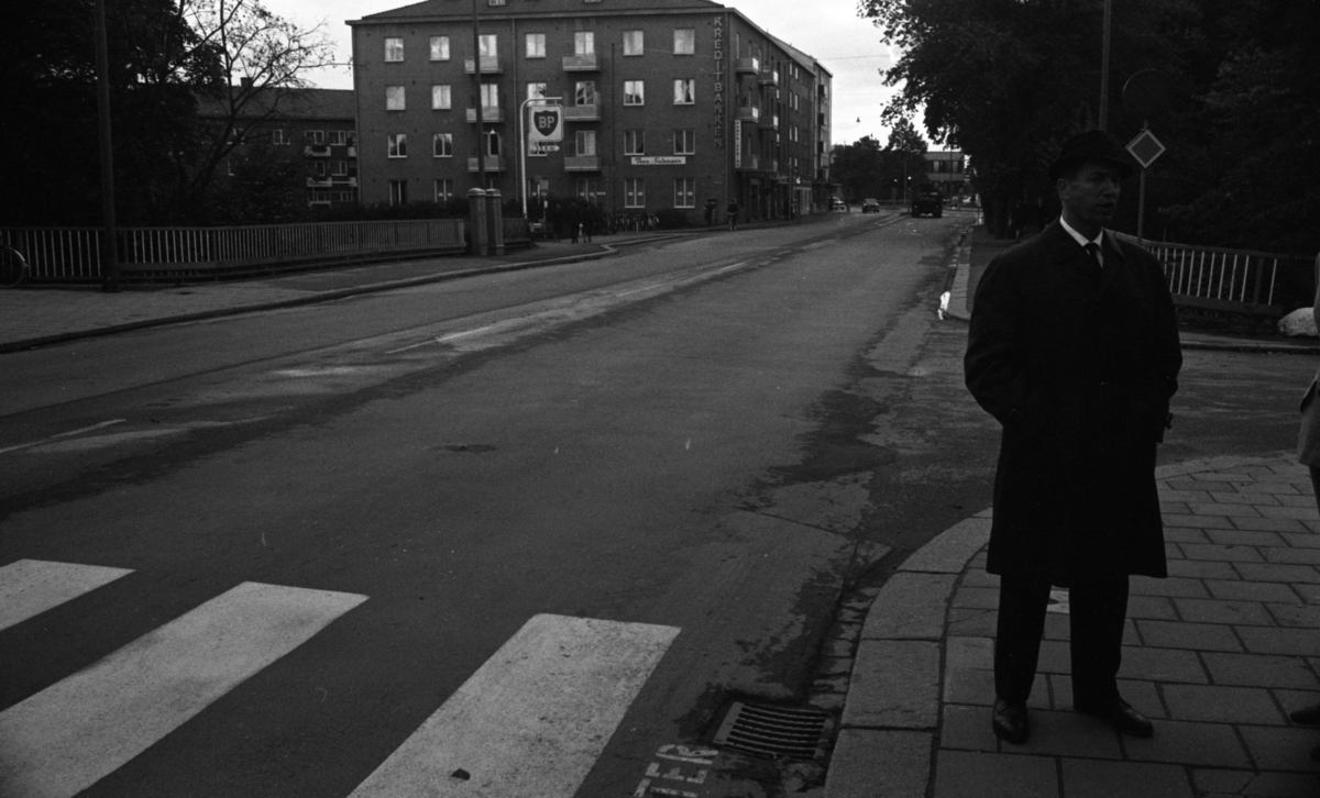 Bråk på Storgatan. 5 oktober 1967.
Rubrik till artikeln: "Köpmännen på Norr vädjar till Gatunämnden: Ge oss parkeringsplatser, annars går vi i konkurs!" På bilden syns bl.a. Storgatan 48.