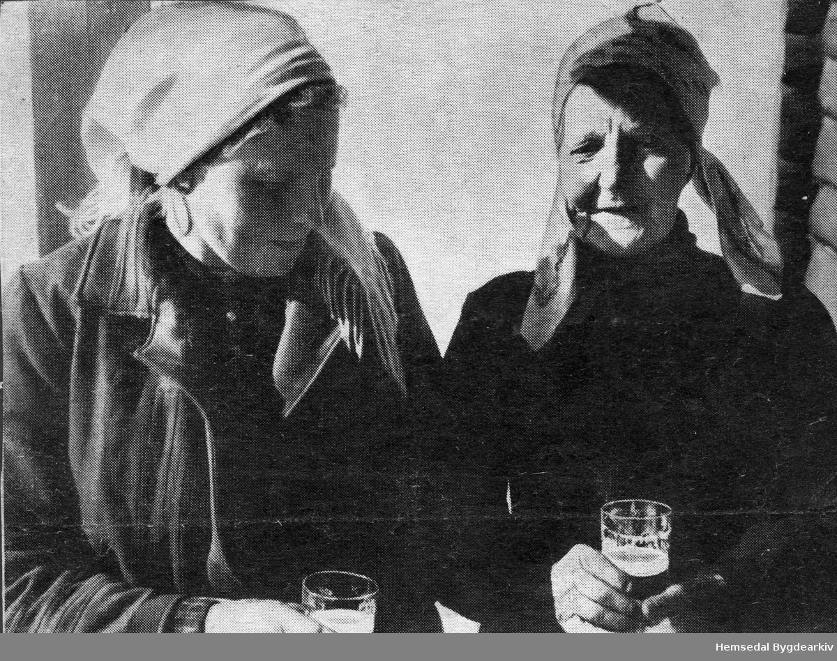 Frå venstre: Sigrid Haugen (1891-1958), fødd Hulbak, og Ragnhild Vente (1866 - ??), fødd Grøte.