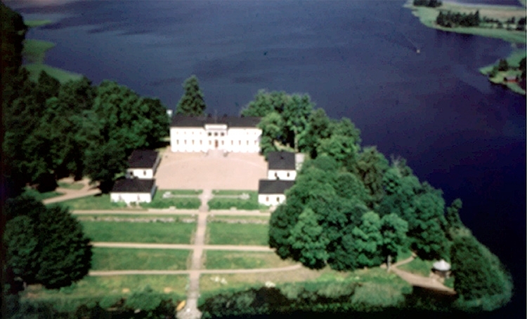 Vy över Stjärnsunds slott, Askersund.
Bilden tagen för vykort.