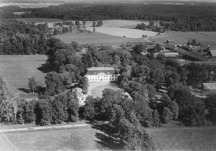 Flygfoto över Säbylunds Herrgård, tvåvånings herrgårdsbyggnad.
Bilden tagen för vykort.