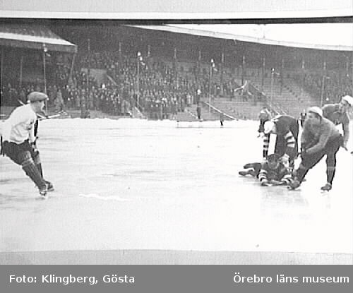 Bandymatch på Stockholms Stadion.
 Olle Sääv i kamp med Lill Sven.
 1-0 på Reimers.