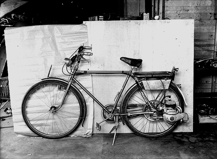 Cykel. Allmotor, Örebro.Påhängsmotor av fabrikatt Kuli som tillverkades av Allmotor.