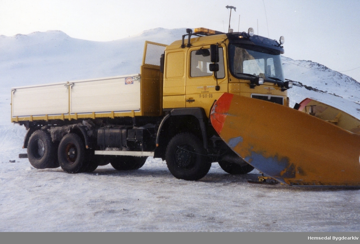 Ola Svingen med ny lastebil i brøyting på Hemsedalsfjellet i 1992.