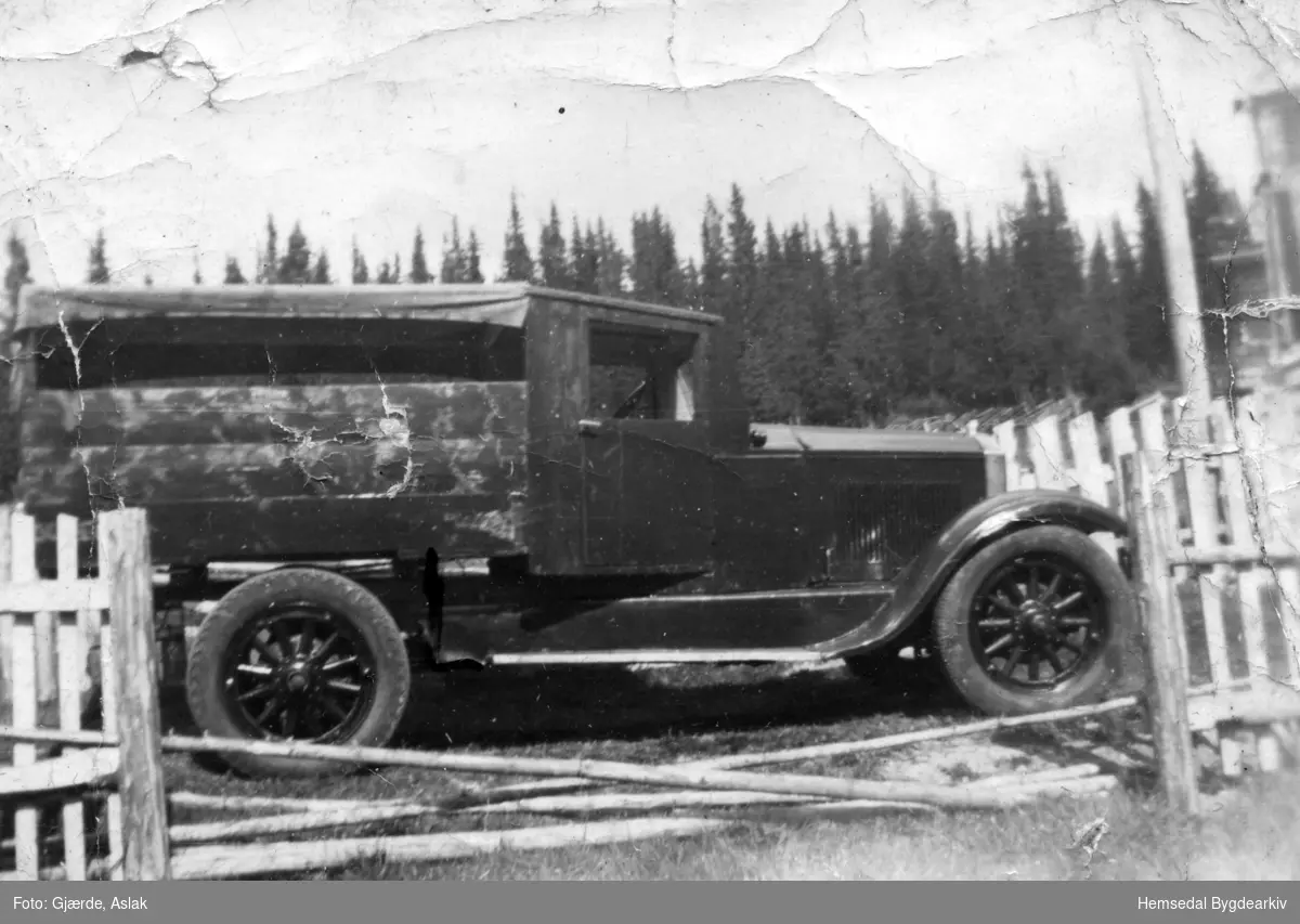 Buick 1928-modell. Denne kjøpte Aslak Gjærde av Rasmus L. Eikre. Bilen vart då kalla "Gunvaldblakken" av di Rasmus var på frieri til Ingrid Gunvaldsgarden. Aslak bygde den om til lastebil